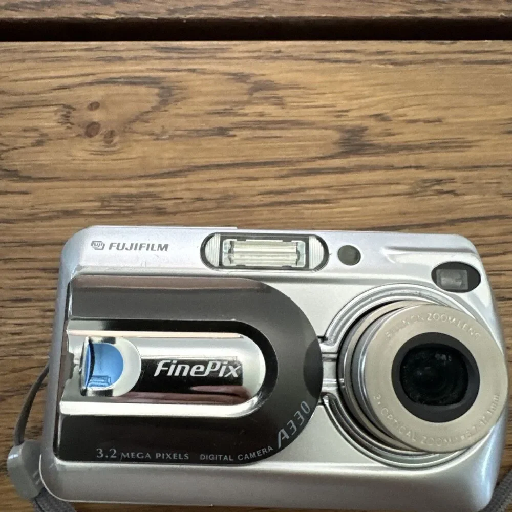 FUJIFILM Finepix A330 FUJI Digital Camera SILVER Blossom Working NO SD CARD
